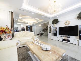 Nhà mặt phố linh lang diện tích 90m2, mặt tiền rộng 7m, giá hơn 60 tỷ