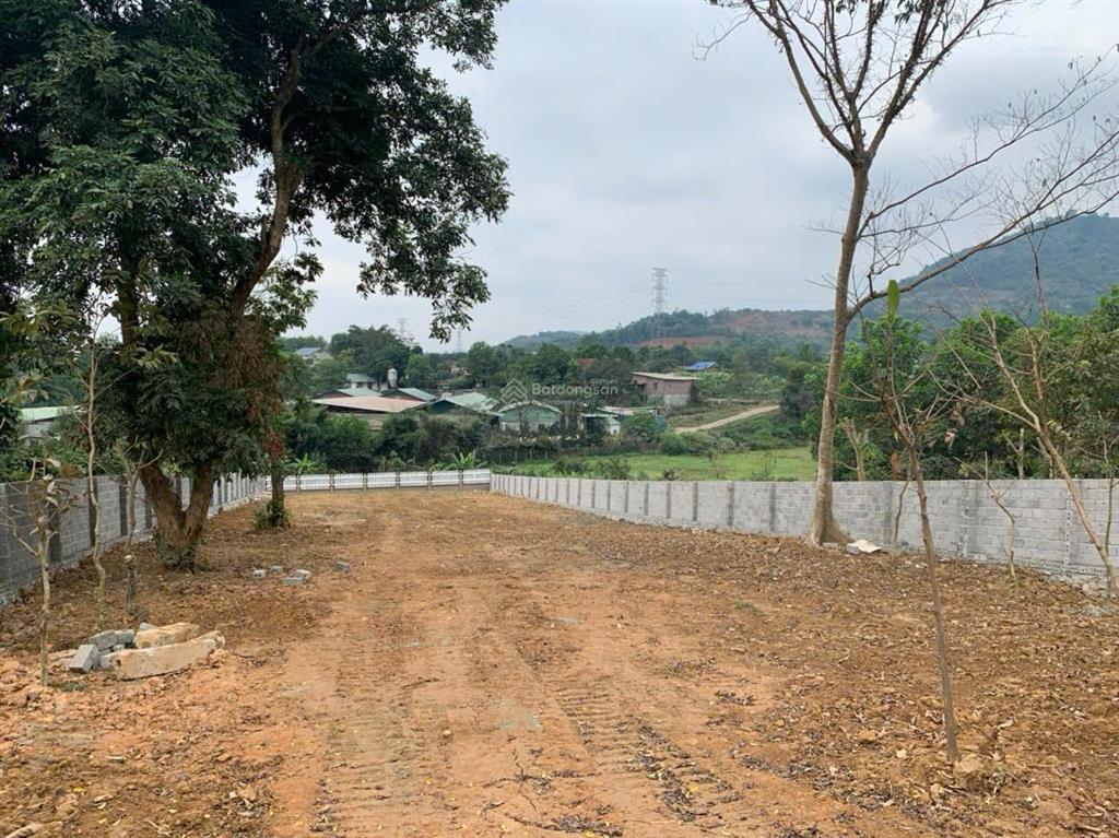 Cần bán 1212.6m2 có 400m2 đất ở bám trục chính liên thôn 17m, hoà sơn, lương sơn 6.7tr/m2