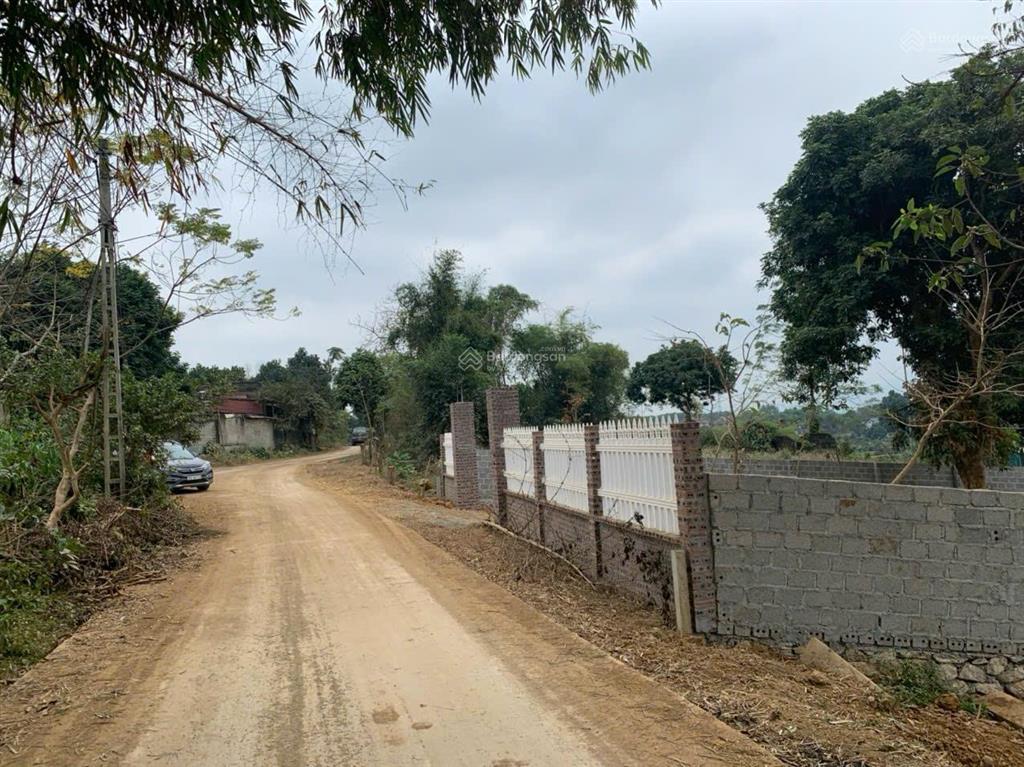 Cần bán 1212.6m2 có 400m2 đất ở bám trục chính liên thôn 17m, hoà sơn, lương sơn 6.7tr/m2