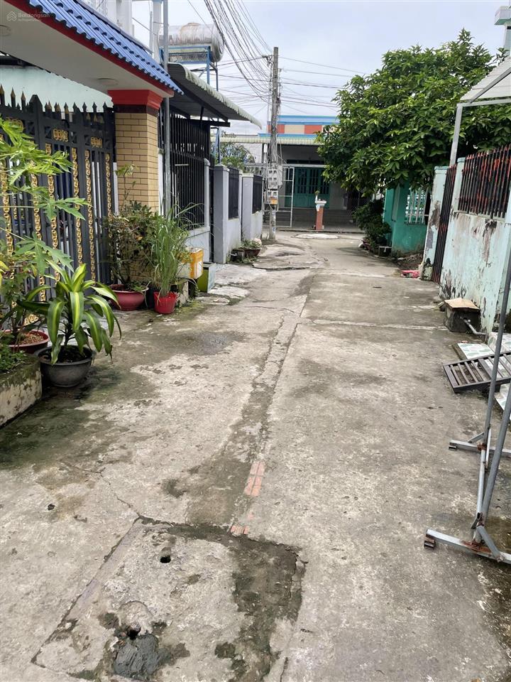 Chính chủ bán nhà ngay vòng xoay cần giuộc 3t 6pn 6wc 5x18 giá 1,8 tỷ có nt hxh  0901 970 *** ngâ