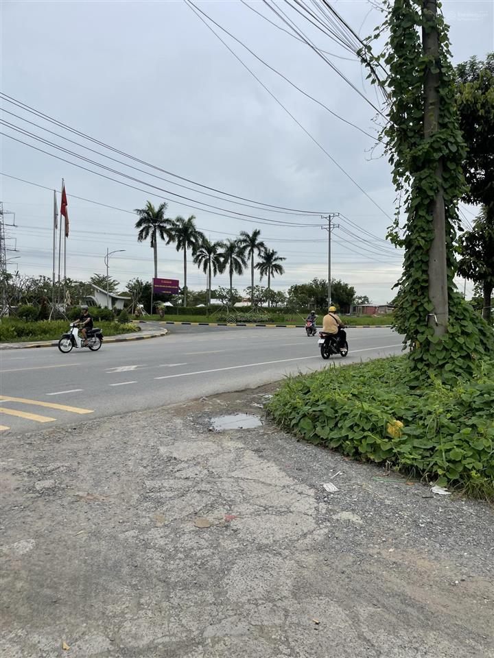 Chính chủ bán nhà ngay vòng xoay cần giuộc 3t 6pn 6wc 5x18 giá 1,8 tỷ có nt hxh  0901 970 *** ngâ