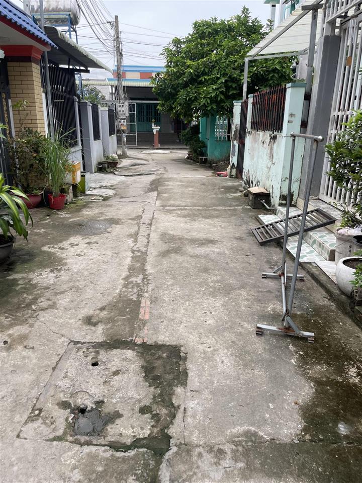 Chính chủ bán nhà ngay vòng xoay cần giuộc 3t 6pn 6wc 5x18 giá 1,8 tỷ có nt hxh  0901 970 *** ngâ