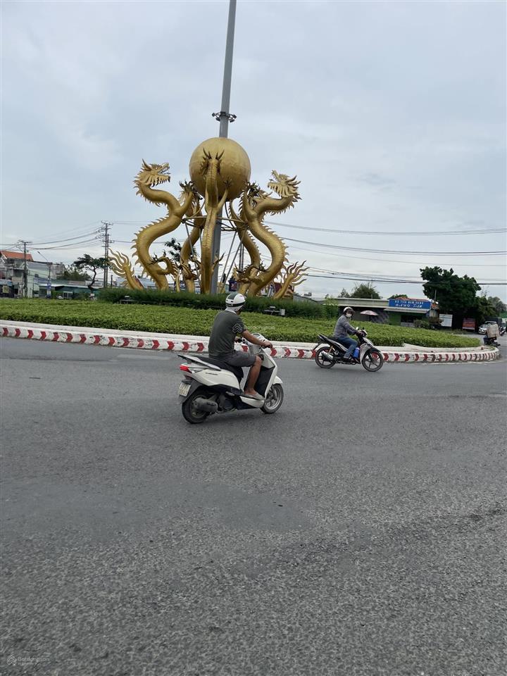 Chính chủ bán nhà ngay vòng xoay cần giuộc 3t 6pn 6wc 5x18 giá 1,8 tỷ có nt hxh  0901 970 *** ngâ