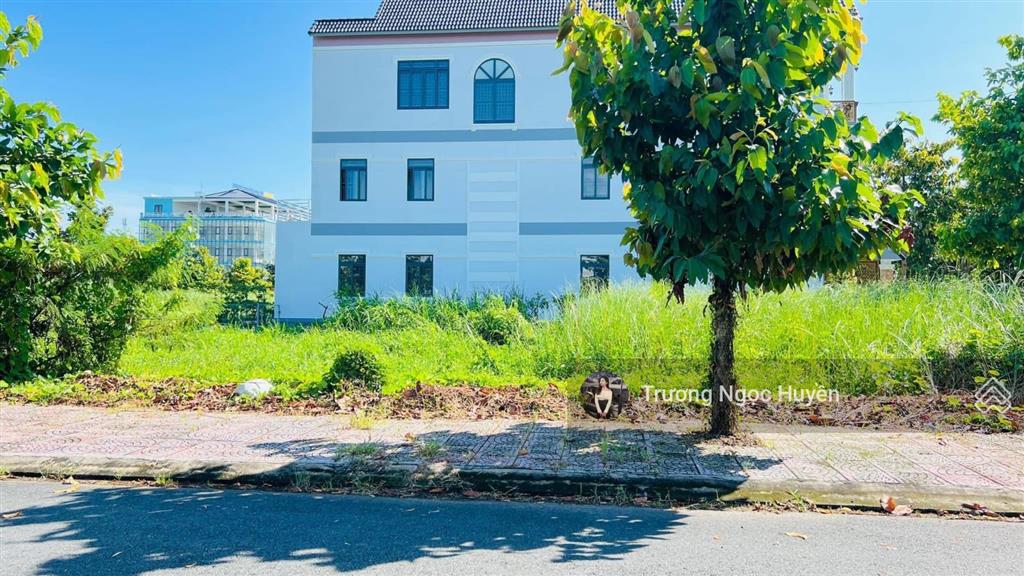 Cần ra đi lô đất gần trường tiểu học trần đại nghĩa, phường 4, vĩnh long dt 120m2 giá 600triệu shr
