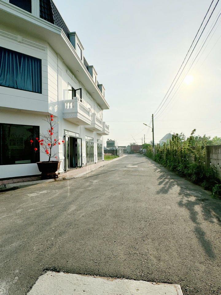 Nhà 1 trệt 1 lầu mới xây gần thị trấn Tân Hiệp