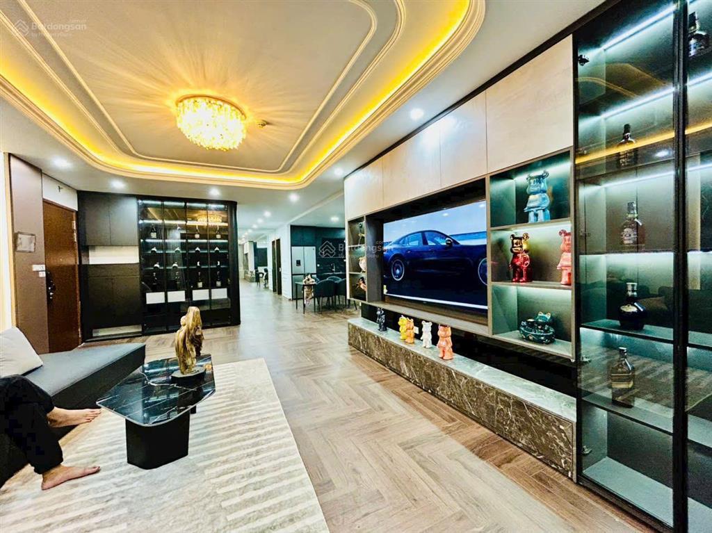 Cần bán căn hộ tòa trung yên 1. dt 121m2 3pn, 2wc. giá 9 tỷ full nội thất