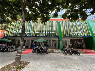 Cho thuê nhà mặt phố xuân thuỷ. nhận diện 8m. diện tích 180m thông sàn. ngay cổng trường đại học.
