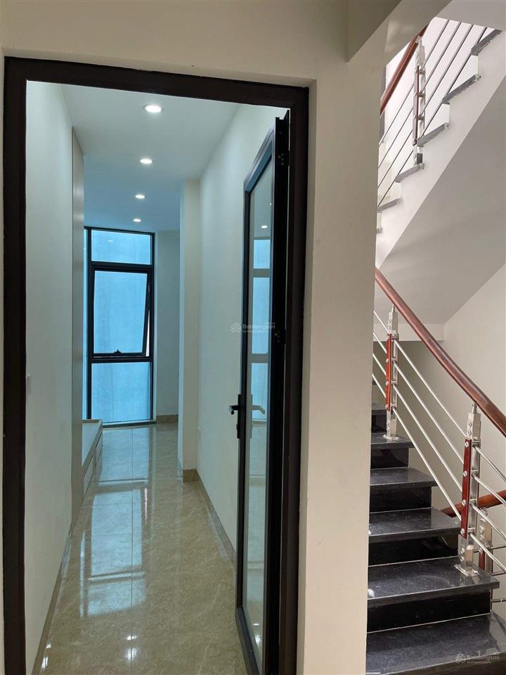 Studio 47 văn cao 5,5tr,cửa sổ thoáng mát, ô tô đỗ cửa. 0989 755 *** (chính chủ).