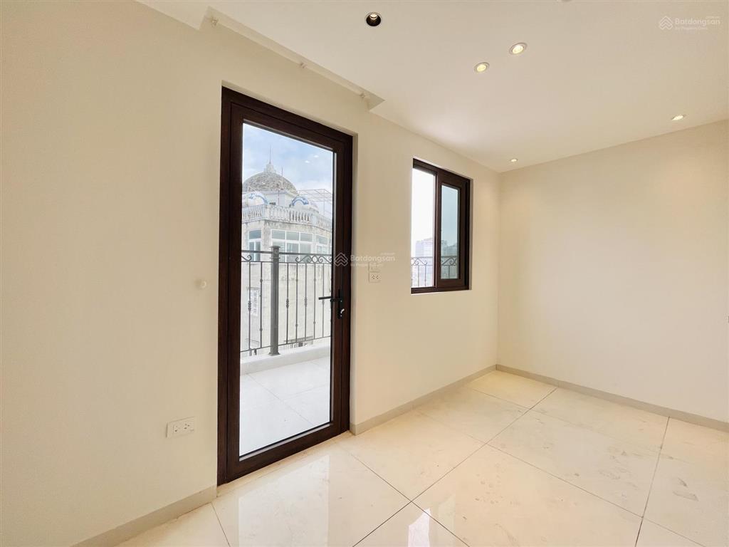 Bóc tem sàn văn phòng lô góc view hồ hoàng cầu 135m giá cực rẻ chỉ 23triệu oto đỗ cửa