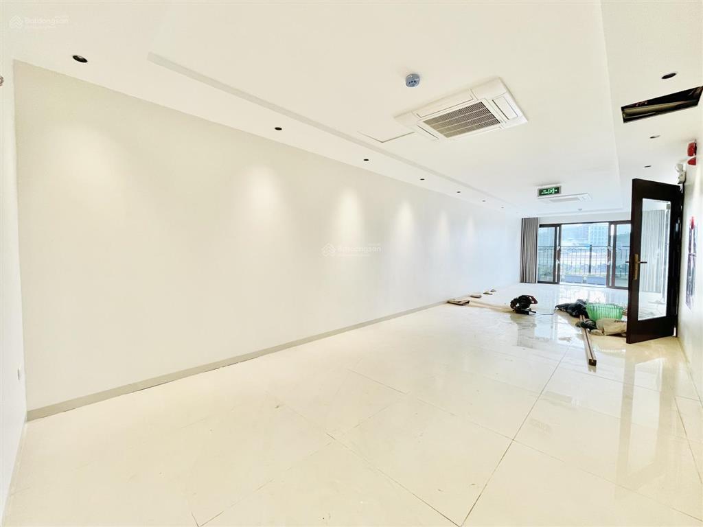 Bóc tem sàn văn phòng lô góc view hồ hoàng cầu 135m giá cực rẻ chỉ 23triệu oto đỗ cửa