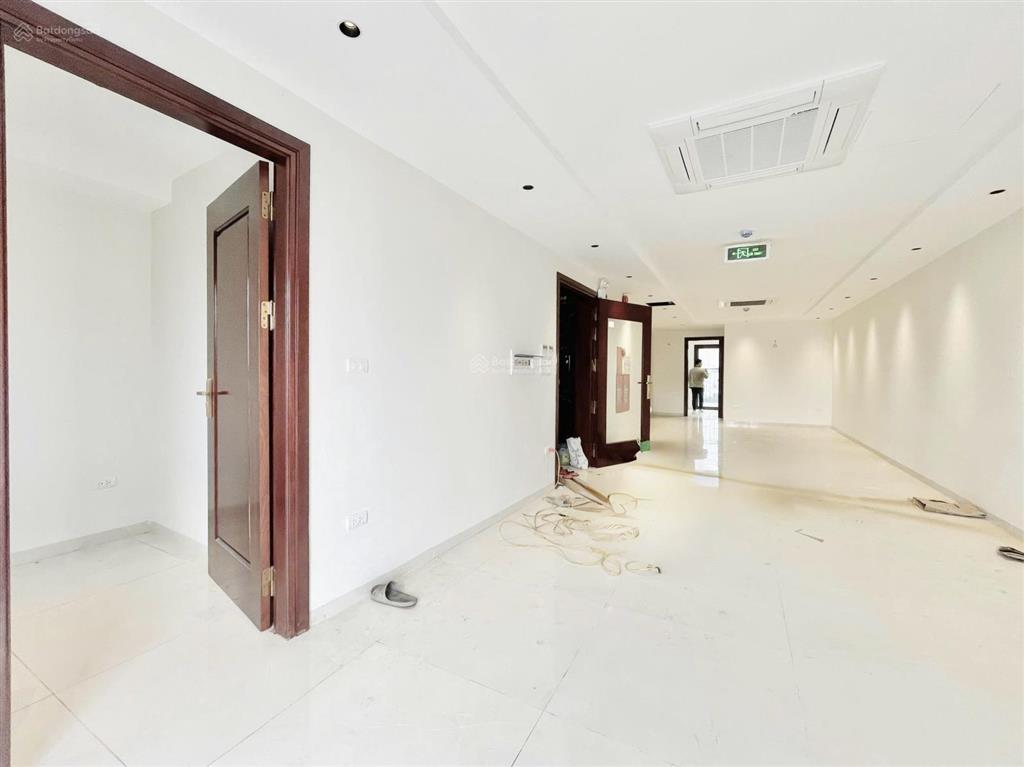 Bóc tem sàn văn phòng lô góc view hồ hoàng cầu 135m giá cực rẻ chỉ 23triệu oto đỗ cửa