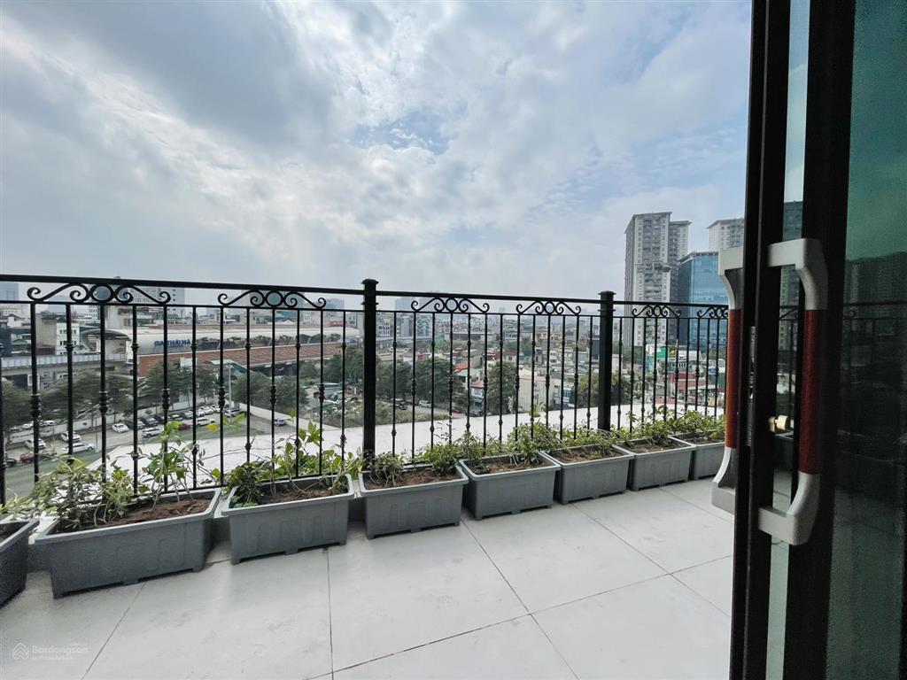 Bóc tem sàn văn phòng lô góc view hồ hoàng cầu 135m giá cực rẻ chỉ 23triệu oto đỗ cửa