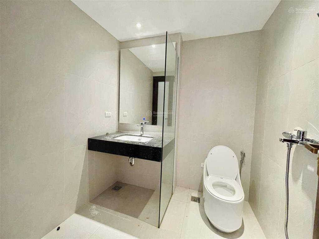 Bóc tem sàn văn phòng lô góc view hồ hoàng cầu 135m giá cực rẻ chỉ 23triệu oto đỗ cửa