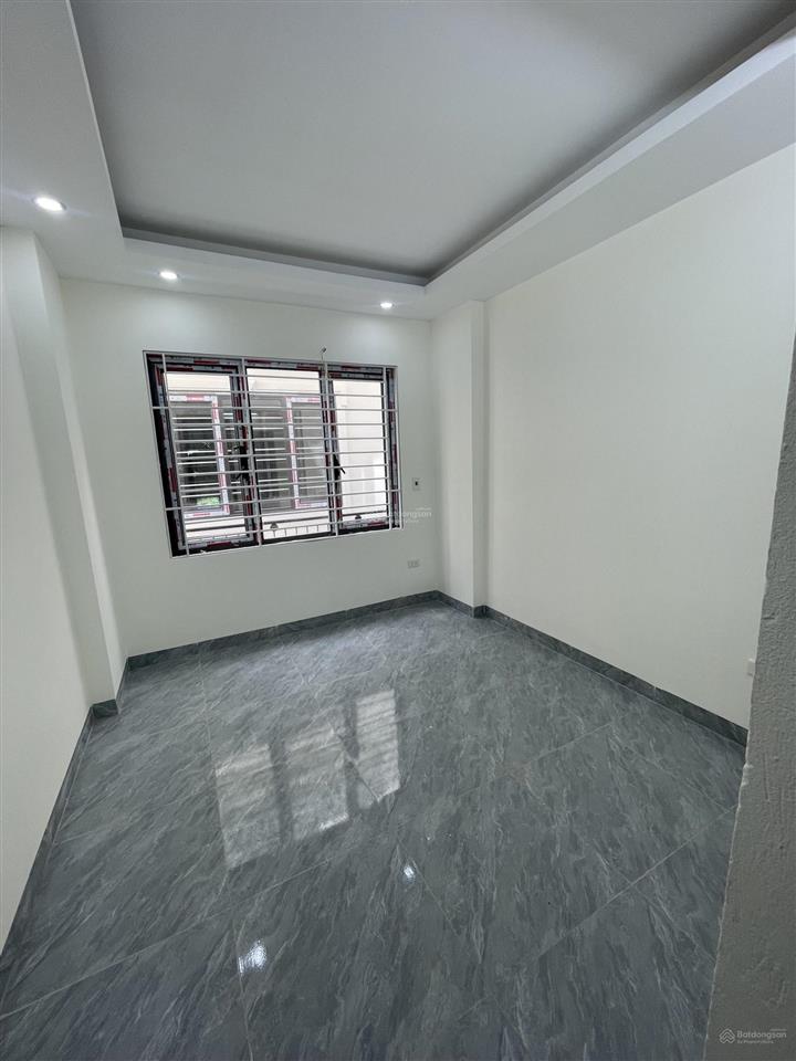 Bán nhà 30m2 giá 2tỷ750tr không quy hoạch không lỗi phong thủy ngõ ô ô cạnh nhà , nhà đủ công năng