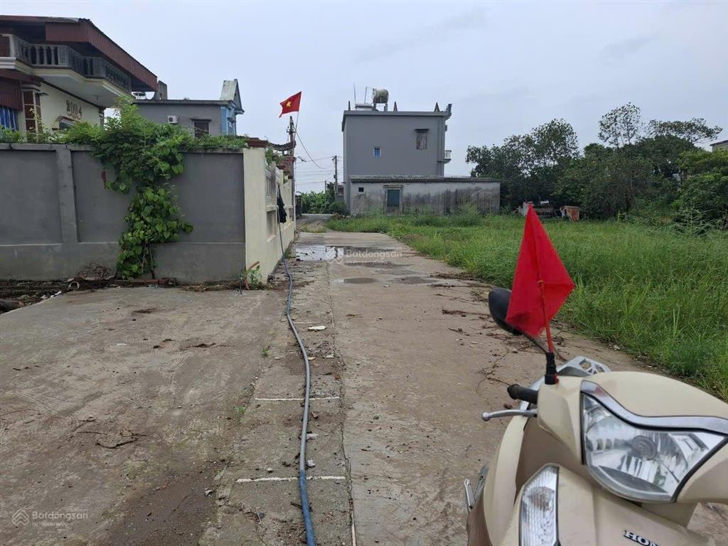 Bán đất nhị trai lương tài dt 101m mt 5m đường chước đất 6m ô tô vào đất dân cư đông 50m ra chục ch