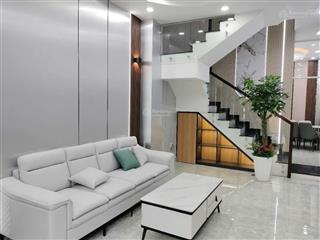 Nhà 3 lầu 4 pn, sân thượng trước sau, phòng thờ, phòng giặt, nội thất full