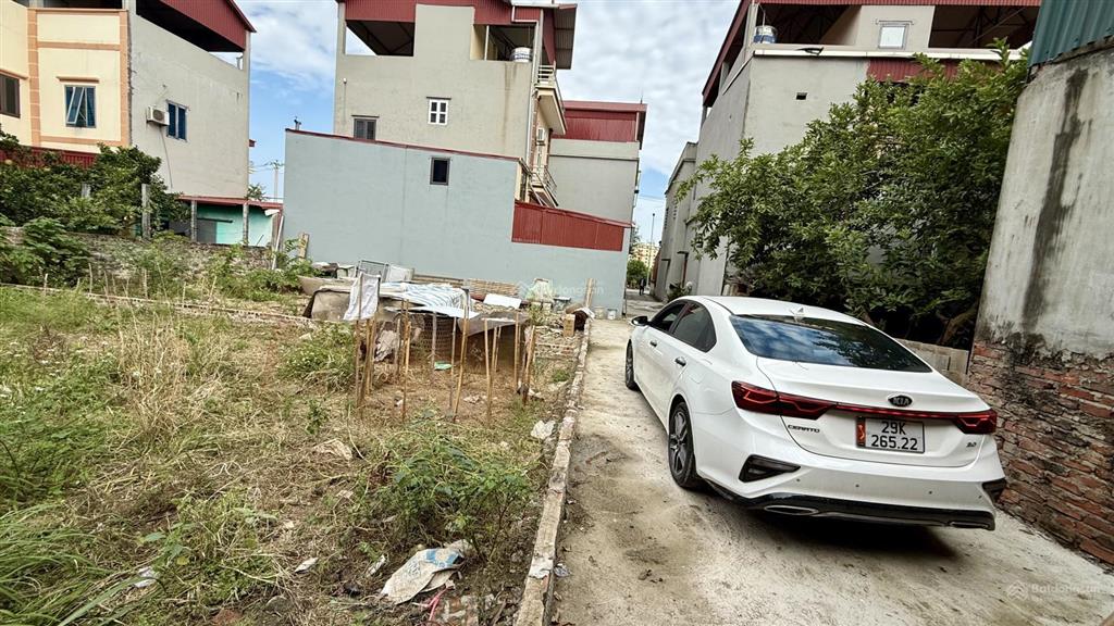 Sát bìa làng  ô tô tránh  gần ql3 | lương nỗ đang xả giá.!!