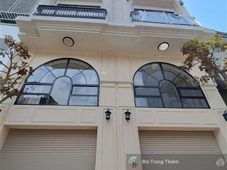 Bán tòa nhà 8 tầng phố trạm thang máy nội thất 5 sao trung tâm long biên cạnh aeon, cầu vĩnh tuy