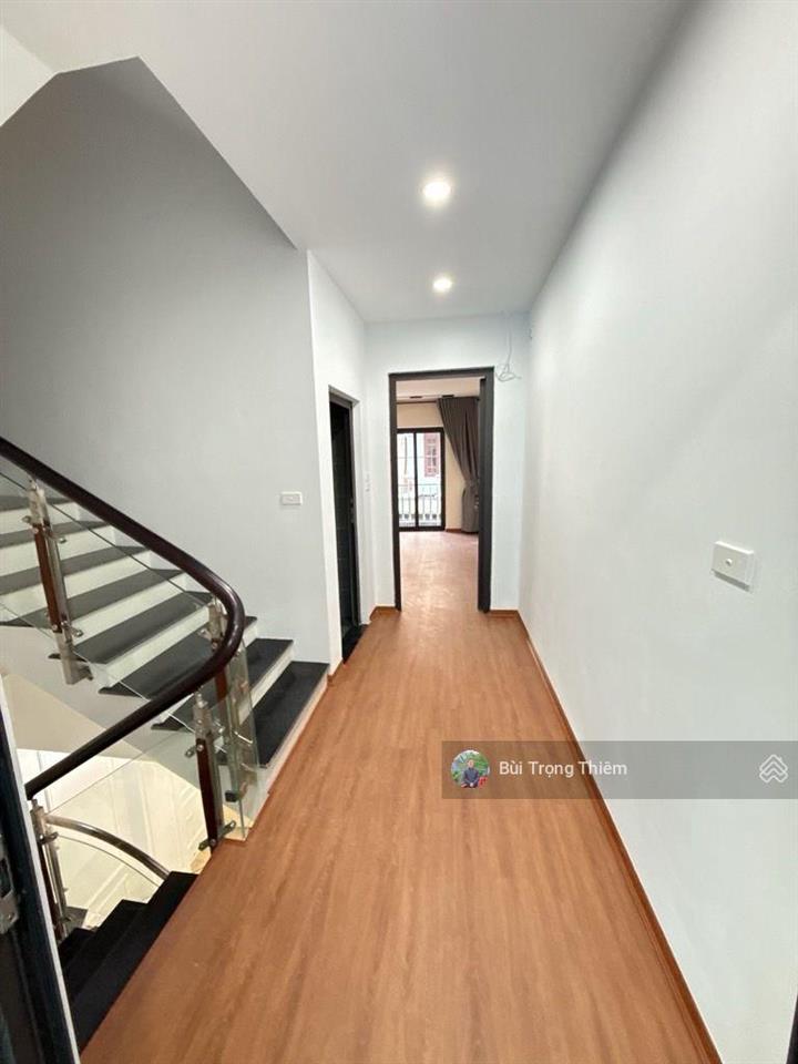 Chính chủ bán nhà dân xây 4 tầng 68m ô tô đỗ cửa cạnh trường cấp 3 thạch bàn, long biên