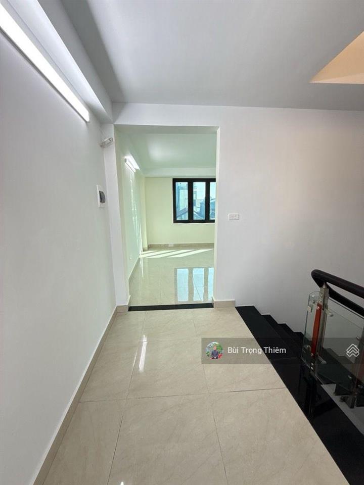 Chính chủ bán nhà dân xây 4 tầng 68m ô tô đỗ cửa cạnh trường cấp 3 thạch bàn, long biên