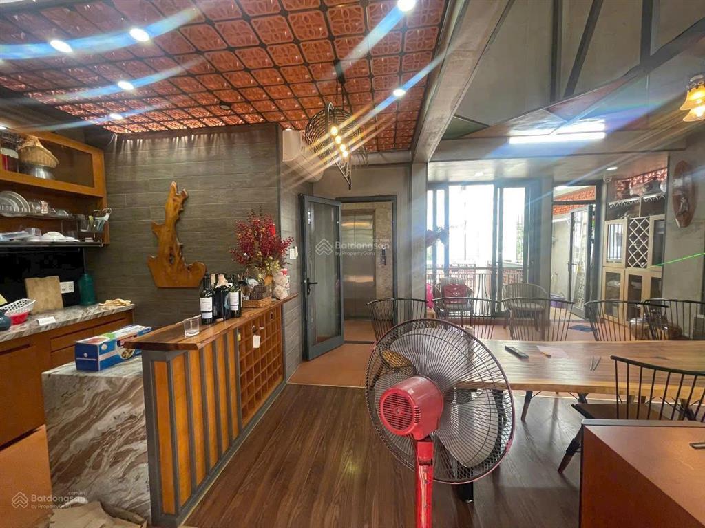 Biệt thự  ngang 8m  giáp quận 1  dt 8m x 13m  4 tầng  thang máy