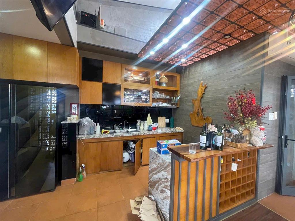 Biệt thự  ngang 8m  giáp quận 1  dt 8m x 13m  4 tầng  thang máy