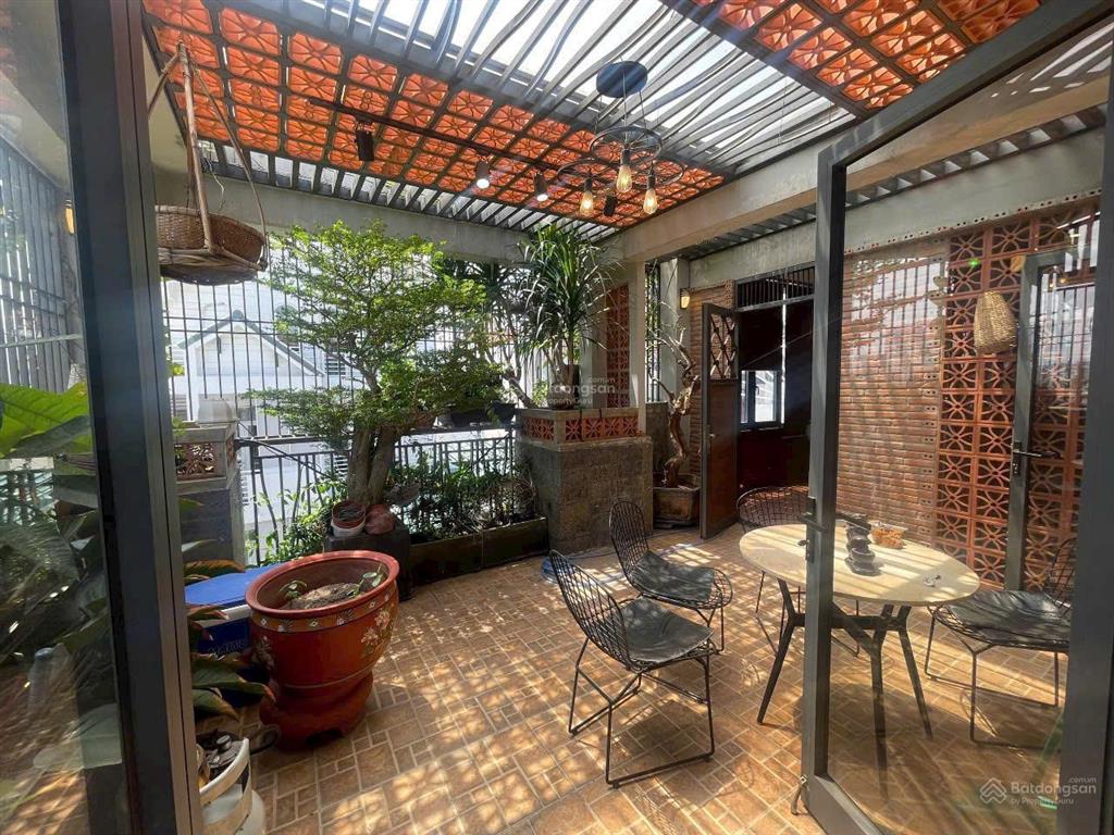 Biệt thự  ngang 8m  giáp quận 1  dt 8m x 13m  4 tầng  thang máy