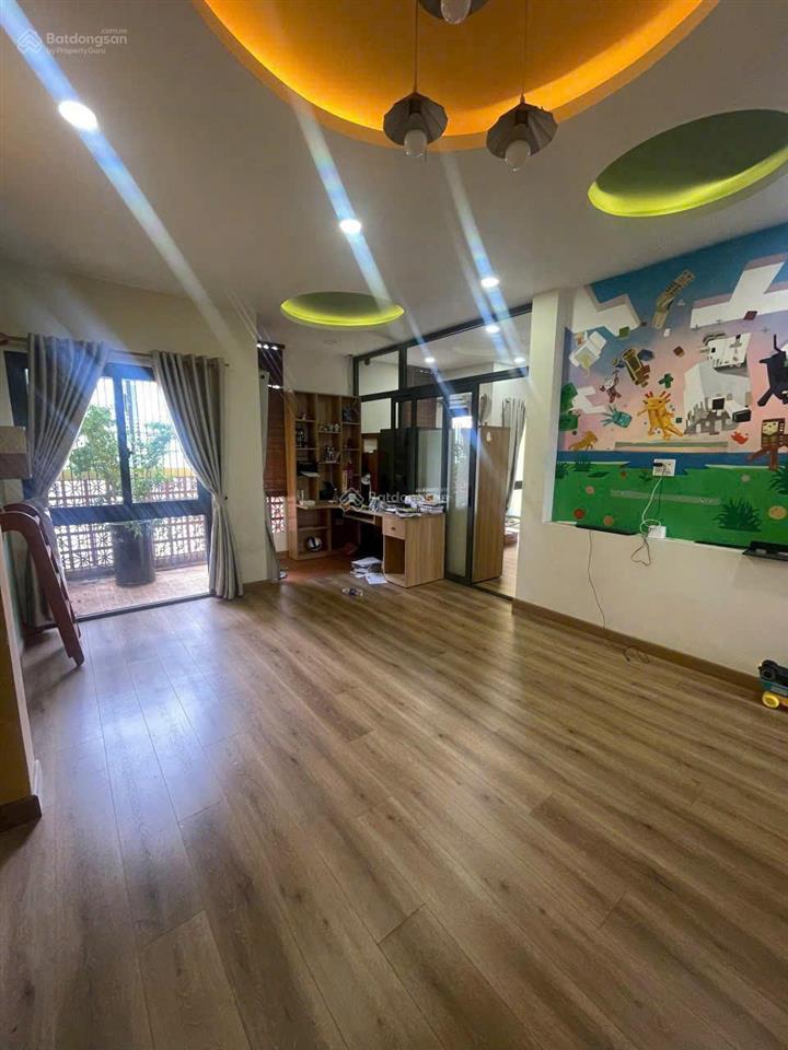 Biệt thự  ngang 8m  giáp quận 1  dt 8m x 13m  4 tầng  thang máy