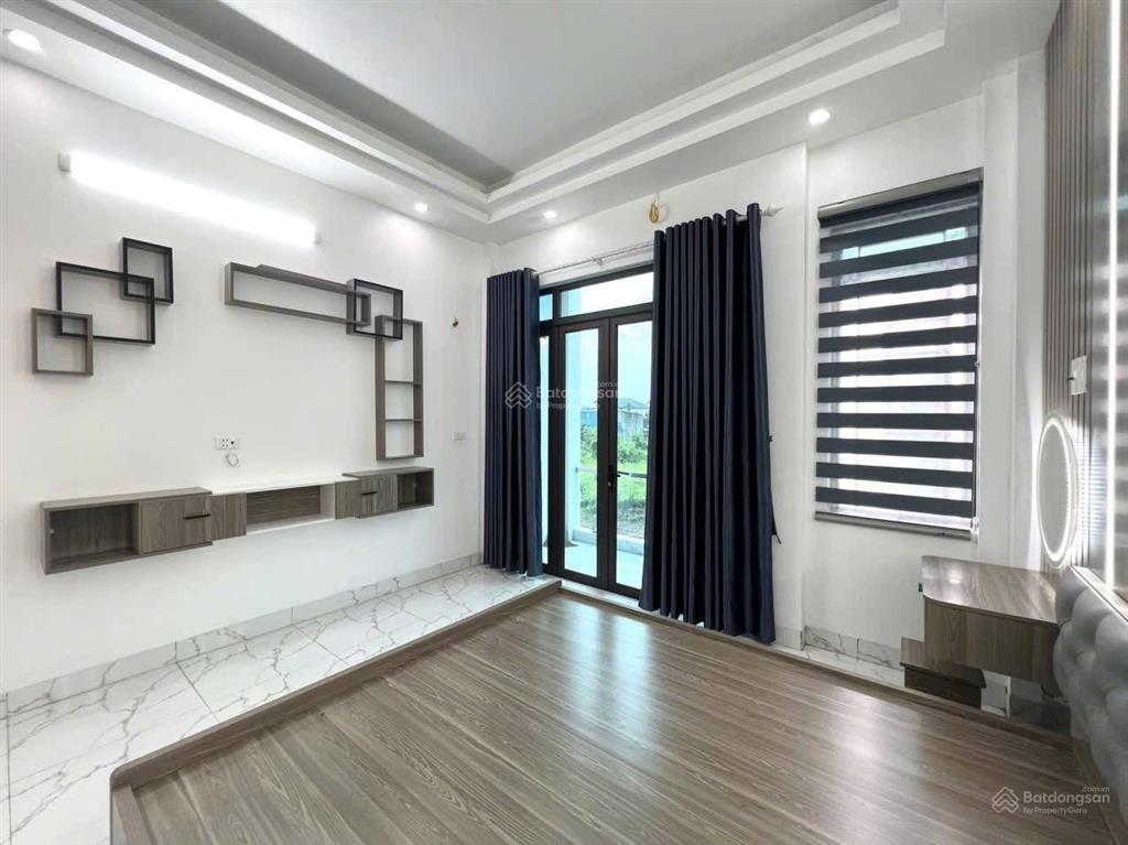 Hot. bán nhà lô góc bãi viên  xuân thuỷ. ô tô đỗ cửa