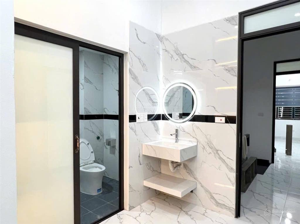 Hot. bán nhà lô góc bãi viên  xuân thuỷ. ô tô đỗ cửa