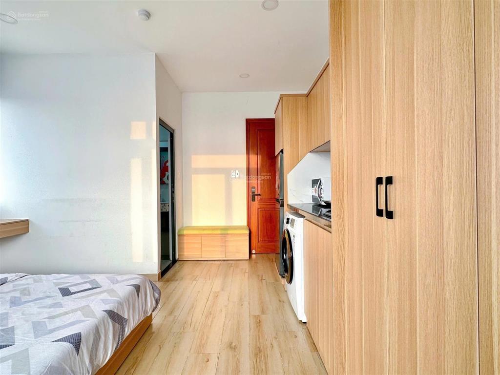 Cho thuê căn hộ cao cấp mới  có balcony  rộng 32m2  đường cách mạng tháng tám q3