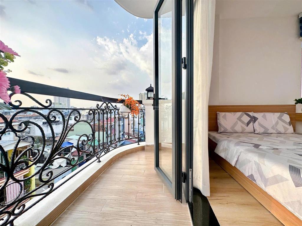 Cho thuê căn hộ cao cấp mới  có balcony  rộng 32m2  đường cách mạng tháng tám q3