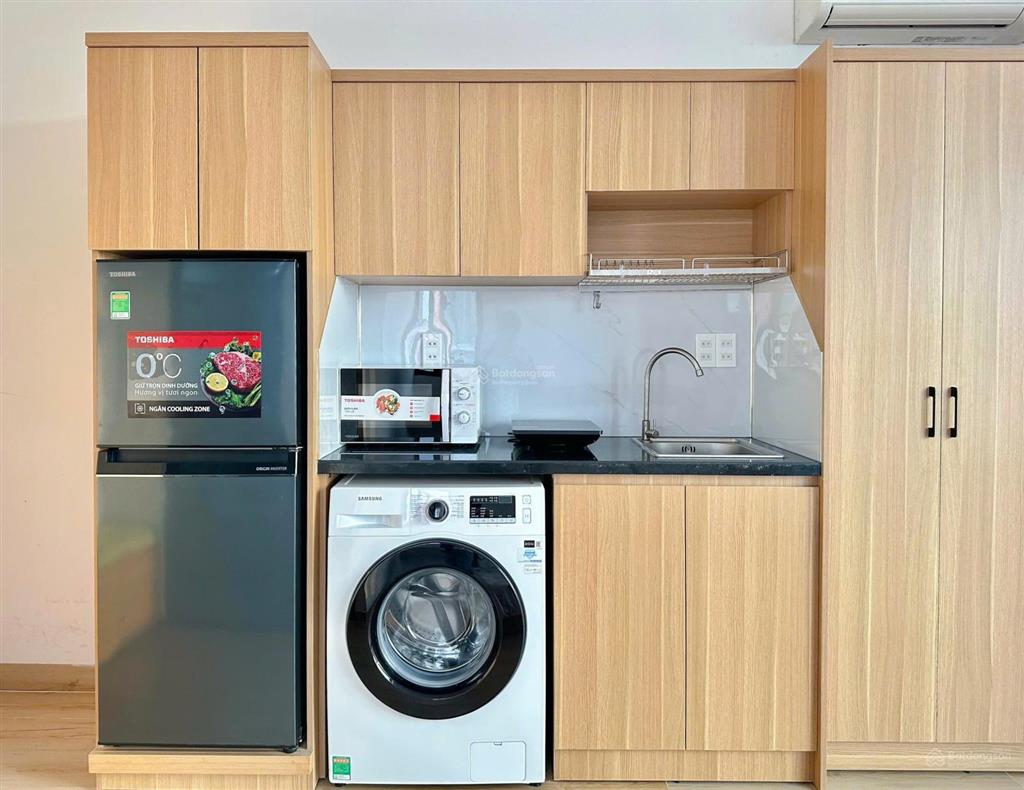 Cho thuê căn hộ cao cấp mới  có balcony  rộng 32m2  đường cách mạng tháng tám q3