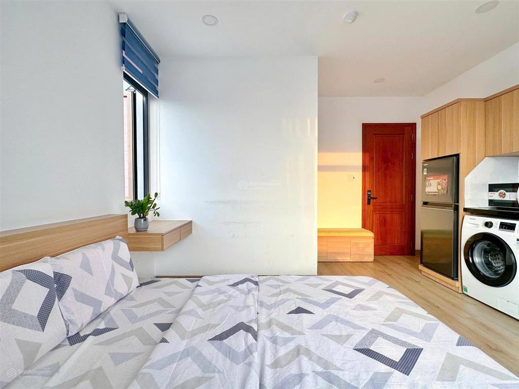 Cho thuê căn hộ cao cấp mới  có balcony  rộng 32m2  đường cách mạng tháng tám q3