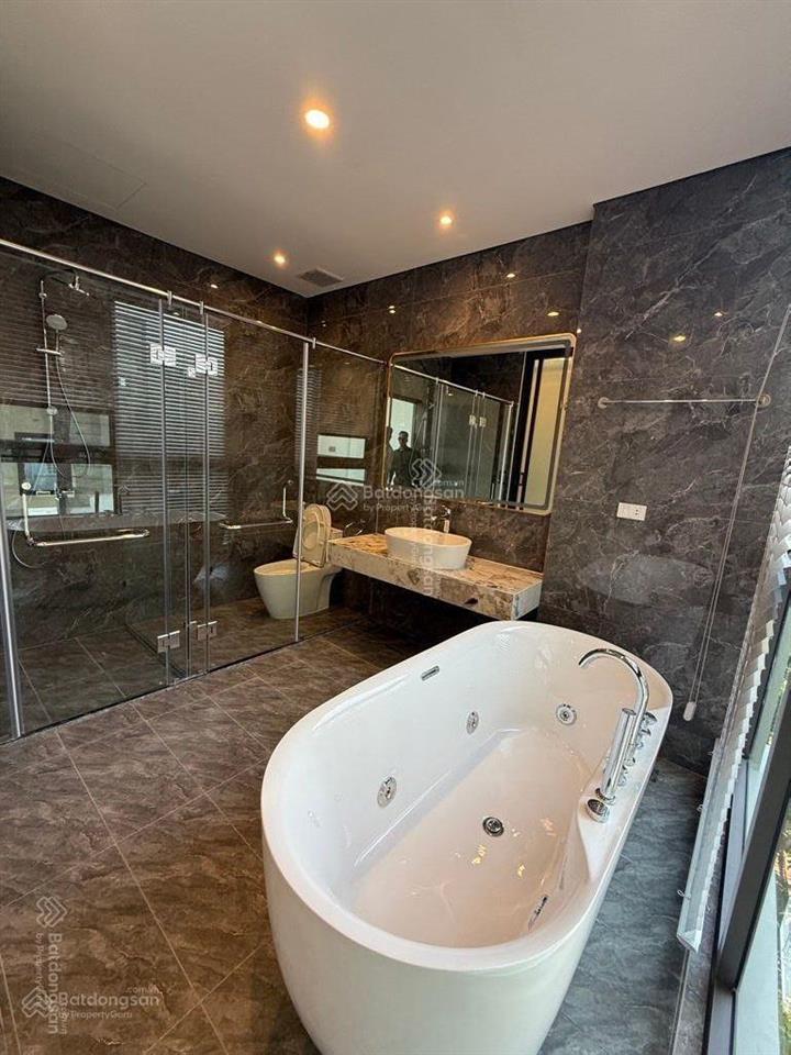 Nhà phố vũ đức thận 100m2 7 tầng thang máy đường ô tô thông, trước nhà ô tô tránh