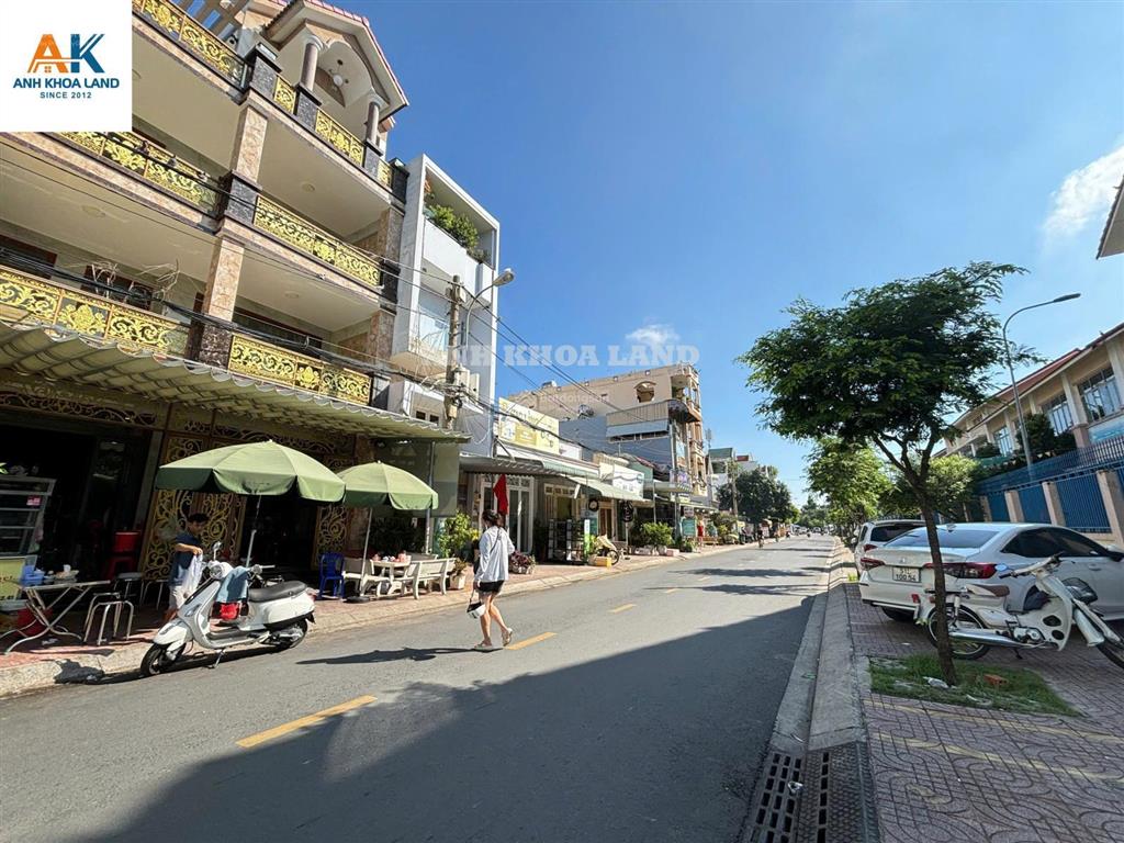 Bán đất mt tặng nhà cấp 4 lề đường 14m  gần global city  dt 87.2m2, sd 104 m2  giá 8tỷ7