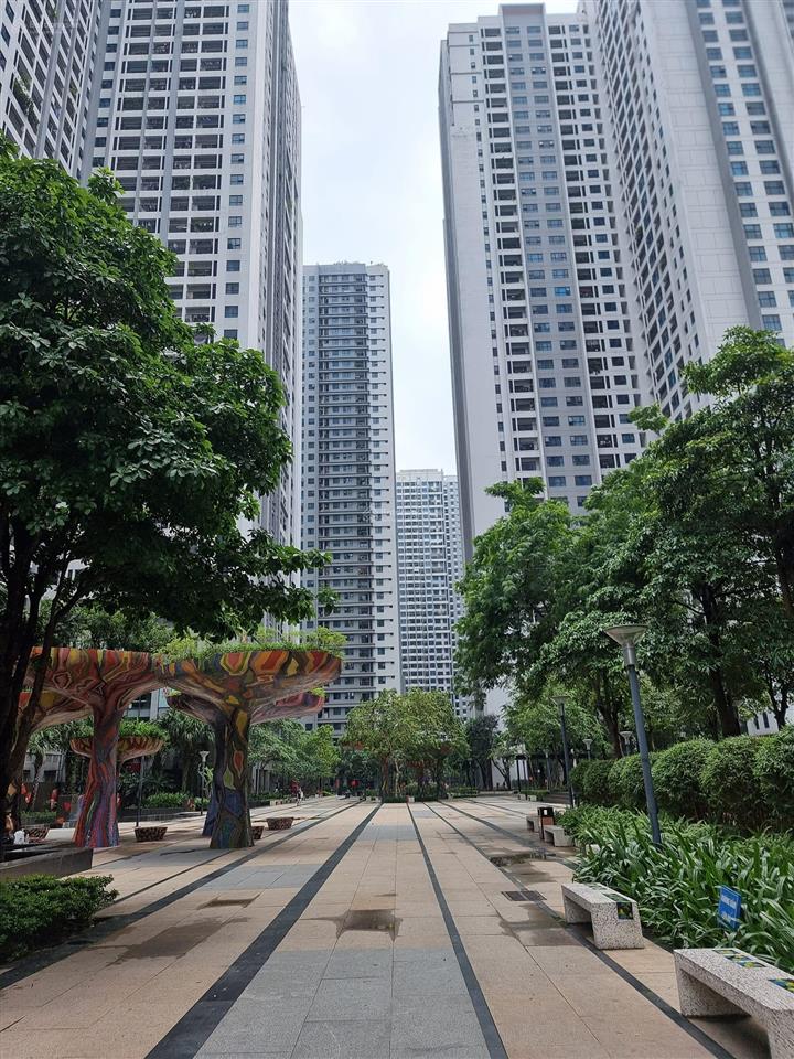 Chính chủ cần bán gấp căn 2 ngủ tòa r2 goldmark, ban công đông nam, tặng full đồ, giá 5,5 tỷ