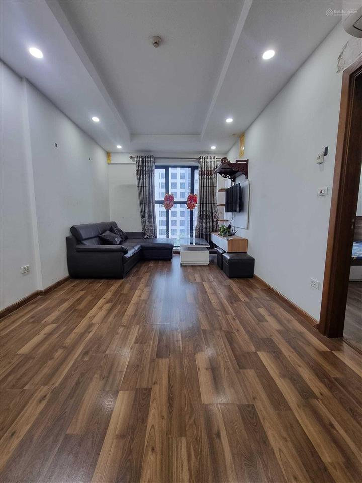 Chính chủ cần bán gấp căn 2 ngủ tòa r2 goldmark, ban công đông nam, tặng full đồ, giá 5,5 tỷ