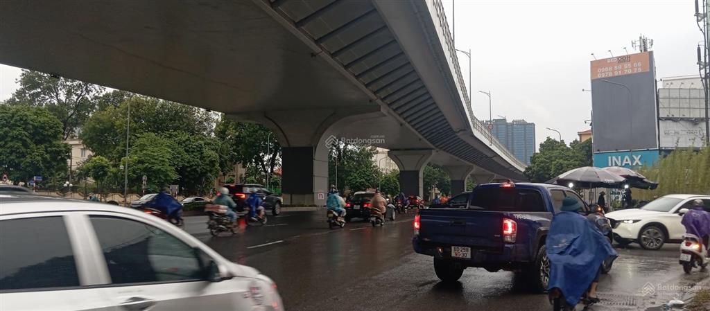 Bán nhanh toà nhà ngay bệnh viện bạch mai 205m2 giá 120 tỷ hai mặt đường toà nhà văn phòng