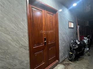Nhà tập thể tầng 1 nguyễn văn cừ, 42m2 2 ngủ 1 khách 1 vệ sinh, 1 bếp. cách 50m ra mp nguyễn văn cừ