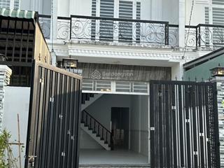 Chính chủ đang cần bán gấp nhà phố thương mại có sân đỗ xe hơi dt 90m2  giá 2.3 tỷ (thương lượng)