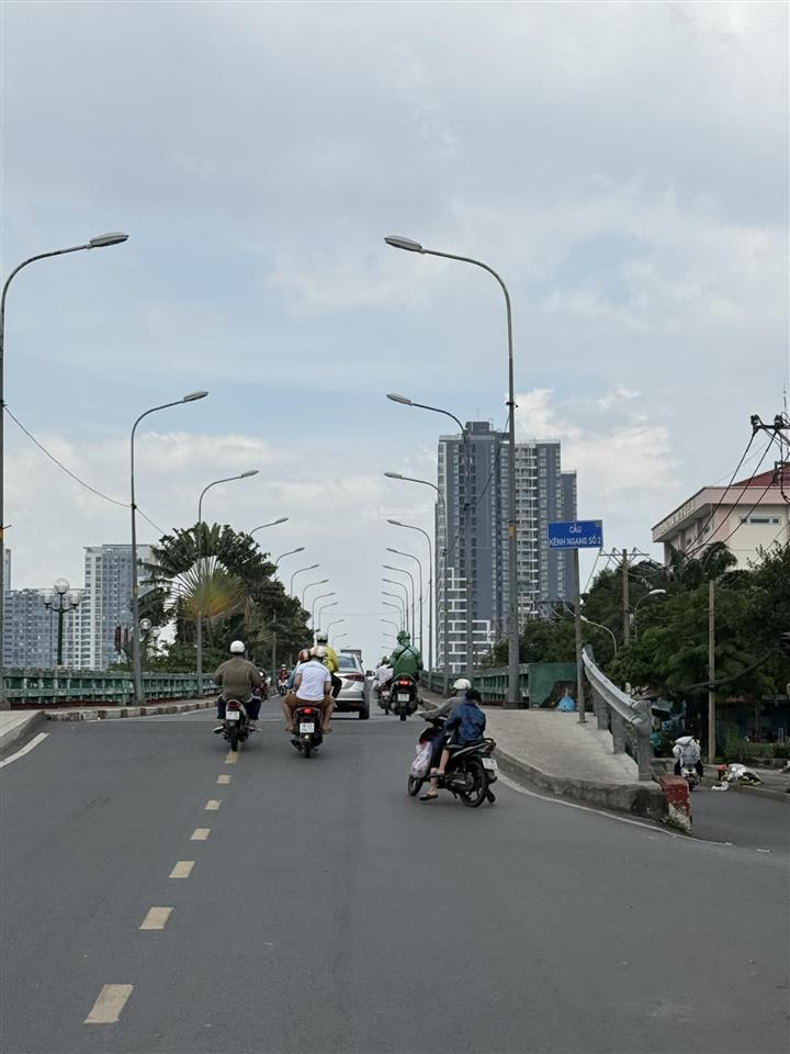 Bán nhà diện tích lớn, tiện xây biệt thự hoặc chdv, dòng tiền 80tr/tháng. gần cầu chà và, quận 8