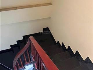 Nhà 4 tầng 3 ngủ 3 wc sát chợ, ô tô tránh, chủ để lại toàn bộ nội thất, sẵn sổ
