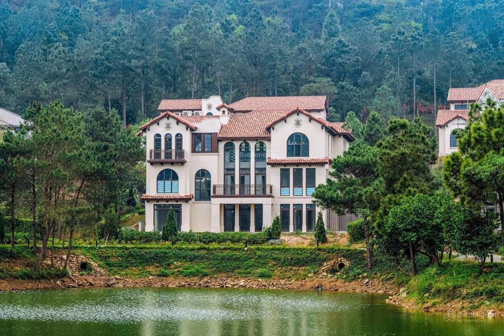 Căn bt mặt hồ 222m2 cuối cùng, giảm từ 2 tỷ, trực tiếp cdt tặng 800tr khi đặt cọc giá bán 18 tỷ