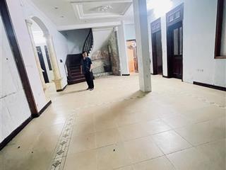 Cc mời thuê bt văn cao  giáp hồ tây 170m2x4,5t ô tô sân vườn