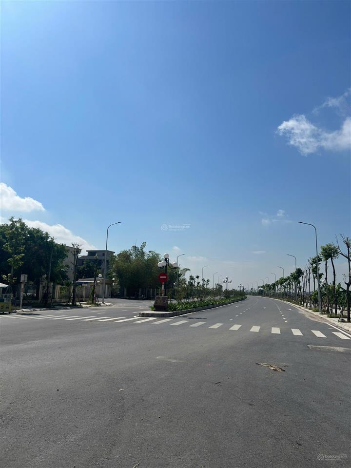 Chính chủ cần bán nhanh lô đất dịch vụ tiểu khu nguyễn du, đường nguyễn du 110 triệu/m2. 90m2 mt 5m