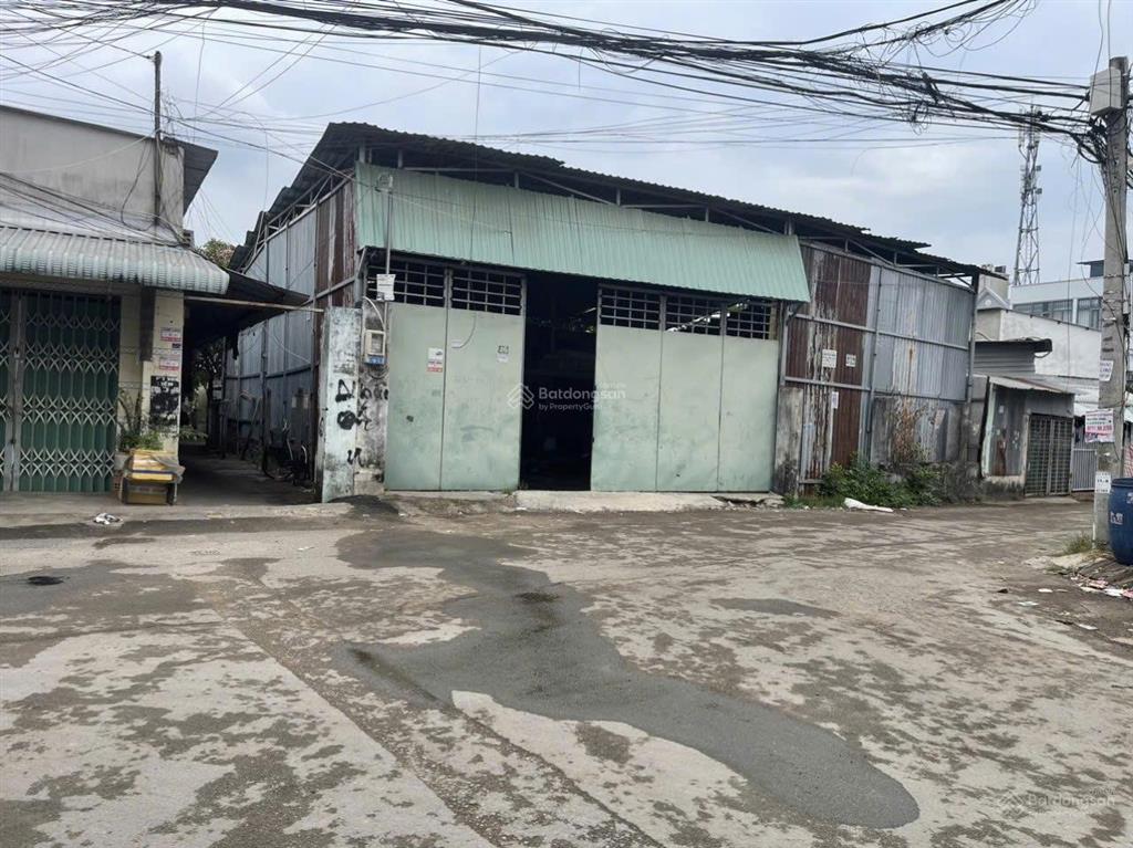 Kho 220m2 giá 10 triệu gần ngã 3 lê văn việt và hoàng hữu nam quận 9