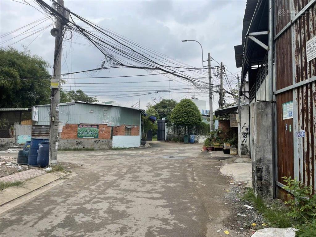 Kho 220m2 giá 10 triệu gần ngã 3 lê văn việt và hoàng hữu nam quận 9