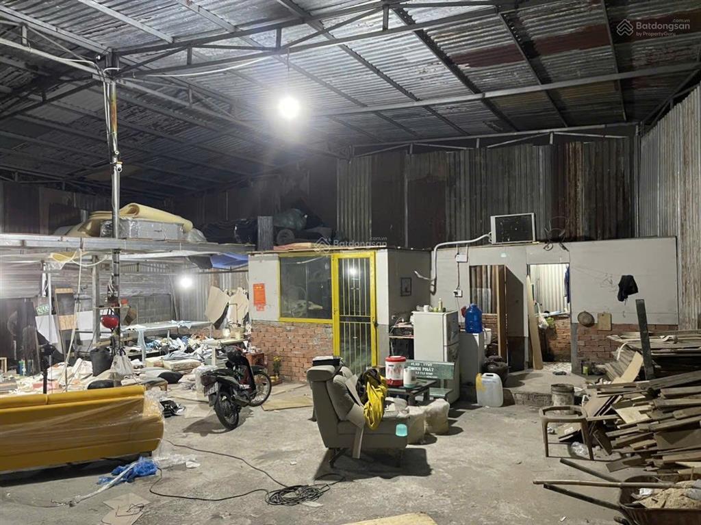 Kho 220m2 giá 10 triệu gần ngã 3 lê văn việt và hoàng hữu nam quận 9