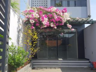 Cho thuê nhà phố 3 tầng 5x23m làm văn phòng/ nhà ở, nội thất cao cấp, cổng tự động, có sân để ô tô
